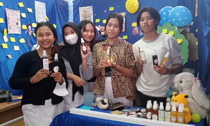 Siswa dari kelas 10.7 menunjukkan hasil produk dari sampah melalui expo di depan Aula Besar SMA Negeri 4 Semarang