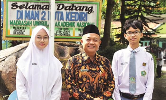 Alyssa dan Chandra foto bersama Kepala MAN 2 Kota Kediri, Nursalim