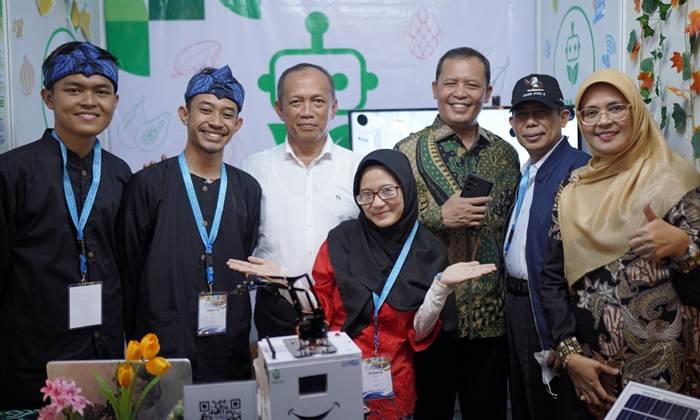 Rektor UIN Bandung bersama tiga mahasiwa pencipta Robot Humanoid JUWARA