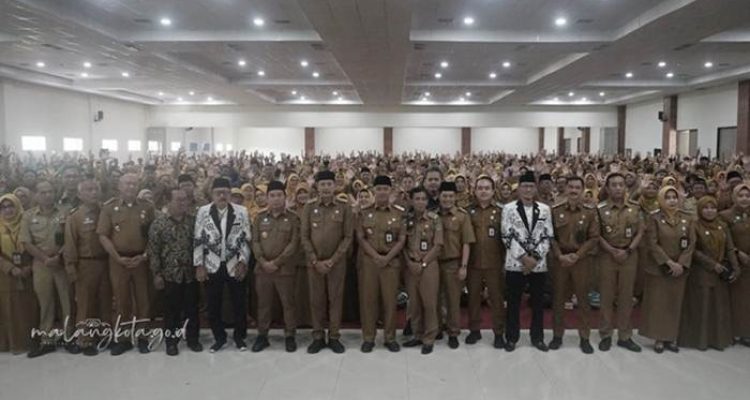 Wali Kota Malang Wahyu Hidayat, Wakil Wali Kota Malang Ali Muthohirin, Sekda Kota Malang Erik Setyo Santoso foto bersama jajaran Pemkot Malang dan seluruh pendidik dan tenaga kependidikan