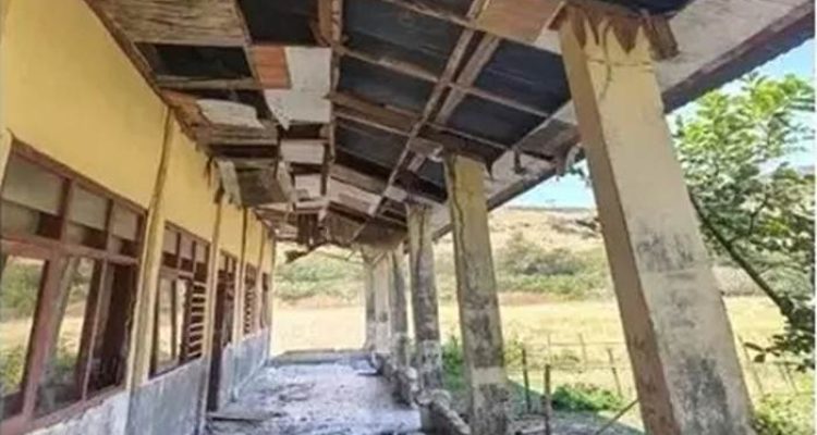 SEKOLAH RUSAK AKIBAT GEMPA NTT