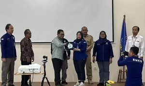 Anggota Komisi V DPR RI Ahmad Fauzi menerima plakat dari BMKG