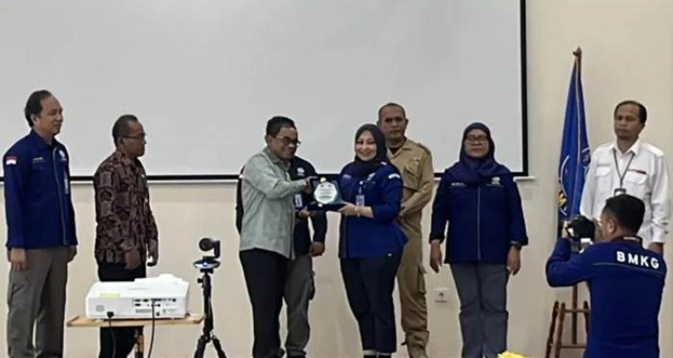 Anggota Komisi V DPR RI Ahmad Fauzi menerima plakat dari BMKG