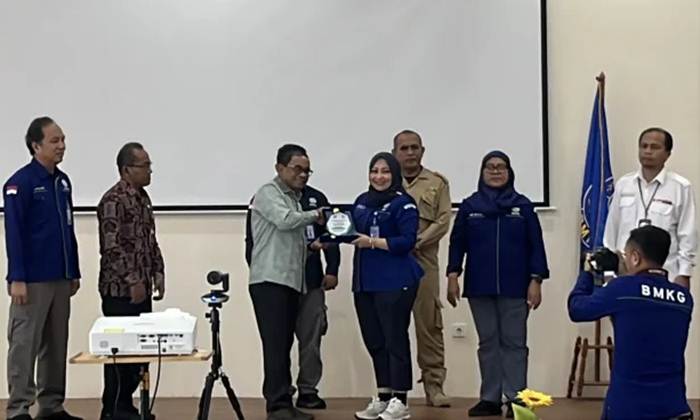 Anggota Komisi V DPR RI Ahmad Fauzi menerima plakat dari BMKG