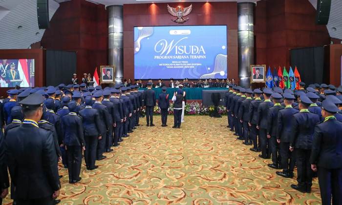 wisuda stmkg